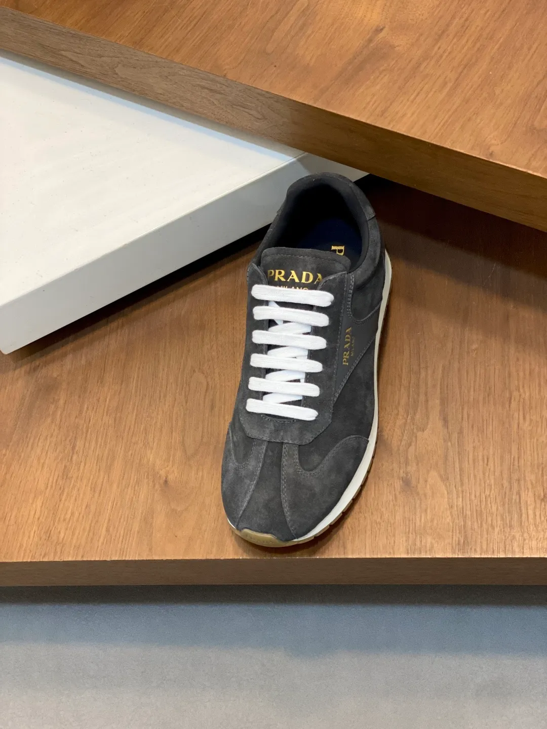 Men's shoes 💰740 Prada/Prada's new men's spliced ​​casual sports shoes. These sports shoes use exquisite stitching technology to outline a unique geometric texture, and contemporary lines and details reinterpret the classic sports style. The upper is made of ultra-official material, and the lining is full cowhide. It is lightweight, breathable, practical and versatile. The tongue is decorated with the Prada Milano logo, and the logo print is embellished with the laces. It is paired with a 2.5cm two-color rubber sole to create a comfortable wearing experience. Comes with full set of original packaging dust bag! Size: 39-40-41-42-43-44 (38, 45 customized) standard leather shoe size
